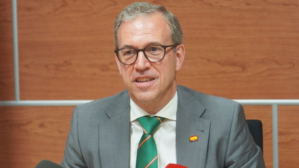 Mariano Veganzones, consejero de Castilla y León, pide a quienes están "en el sofá" que busquen trabajo