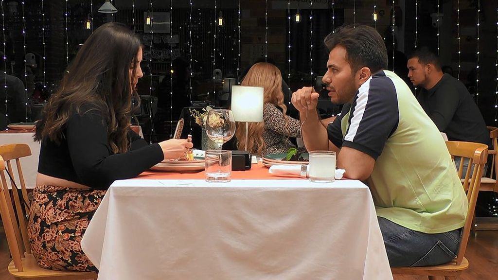 Sadeq y Ariela durante su cita en 'First Dates'