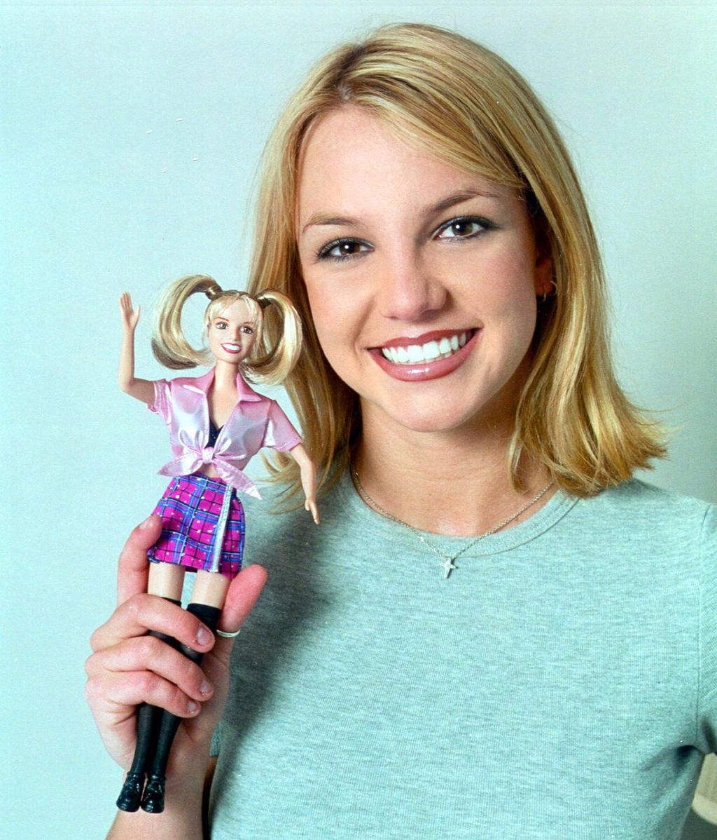 Britney con su muñeca de réplica en 1999