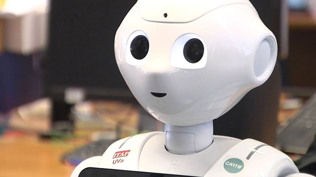 Copito, el robot que lucha contra la soledad en las residencias: ayuda, anima y entretiene a los mayores