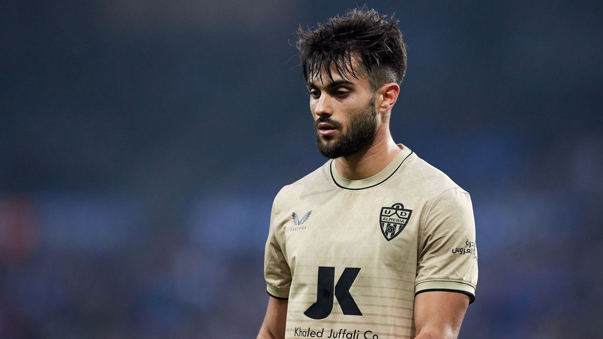 Detienen al futbolista Arnau Puigmal por conducir con un carné no homologado
