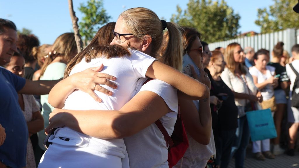 Dos mujeres se abrazan en el Instituto de Educación Secundaria (IES) Elena García Armada de Jerez de la Frontera (Cádiz) donde un menor ha herido a profesores y alumnos con un arma blanca