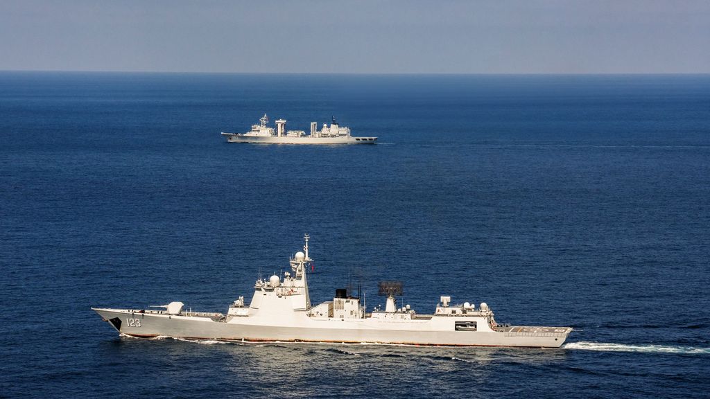 El destructor 'Huainan' y el barco 'Hoh Xil', de la 42ª Flota de la Armada de China, en una foto tomada en febrero de 2023