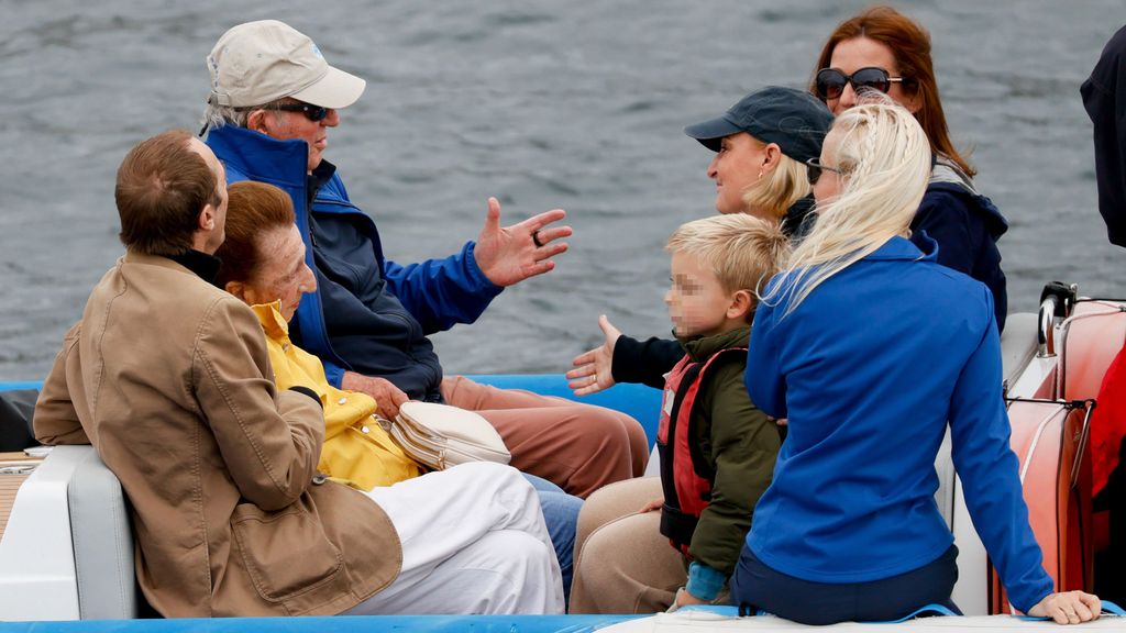 El rey emérito Juan Carlos navega en Sanxenxo mientras prepara su participación en la regata que lleva su nombre