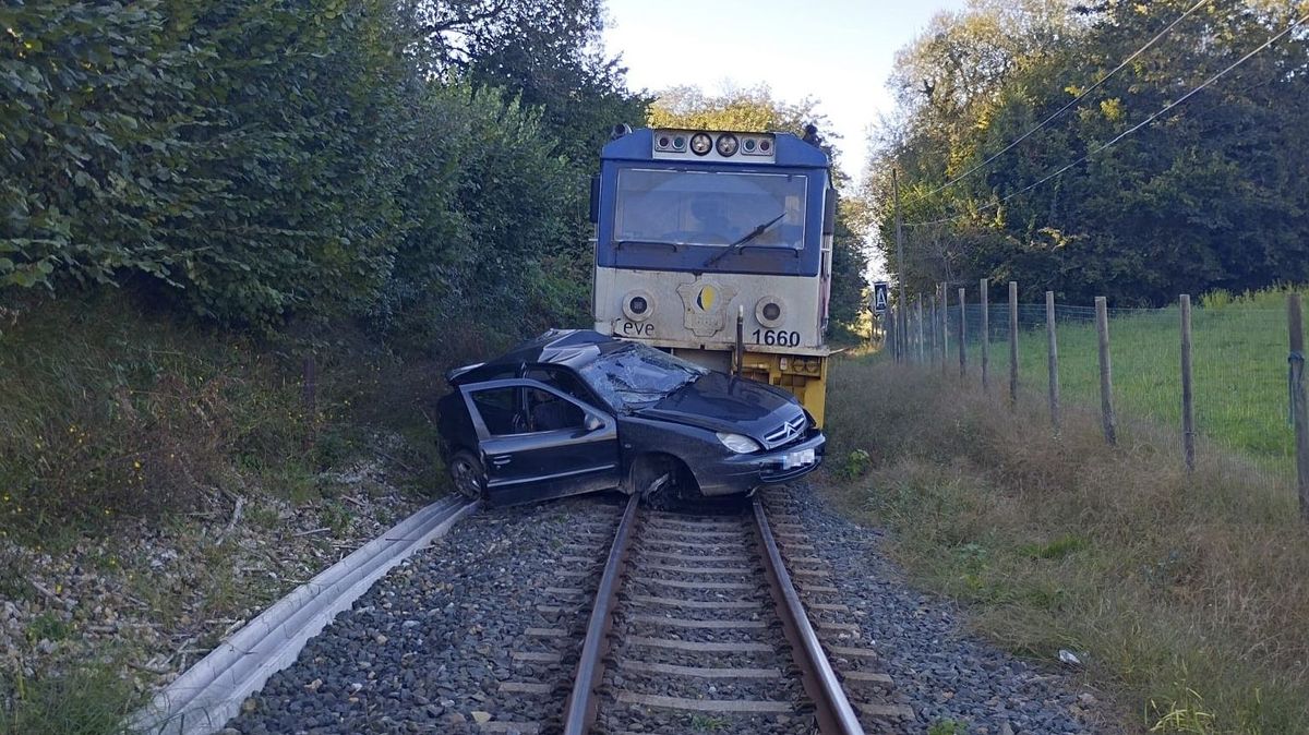 Herido grave el conductor de un turismo arrollado por un tren en Llanes