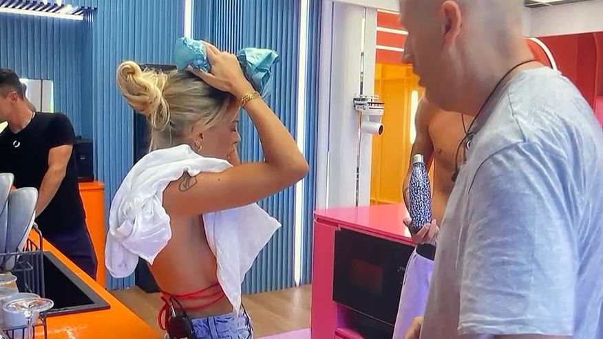 Oriana se pone hielo en la cabeza