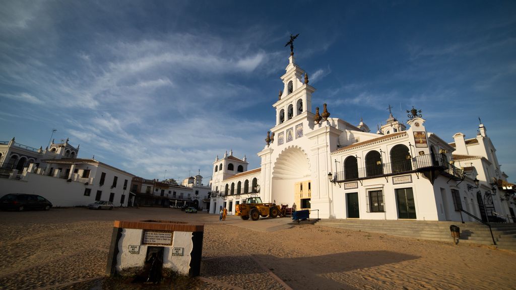 Santuario de la Virgen del Rocío, situado en la aldea almonteña (Andalucía).