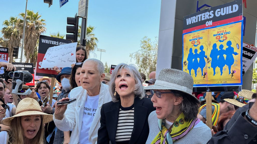 Sospechosa habitual. Jane Fonda, rostro conocido de los movimientos revivindcativos en Hollywood, apoyando la huelga.