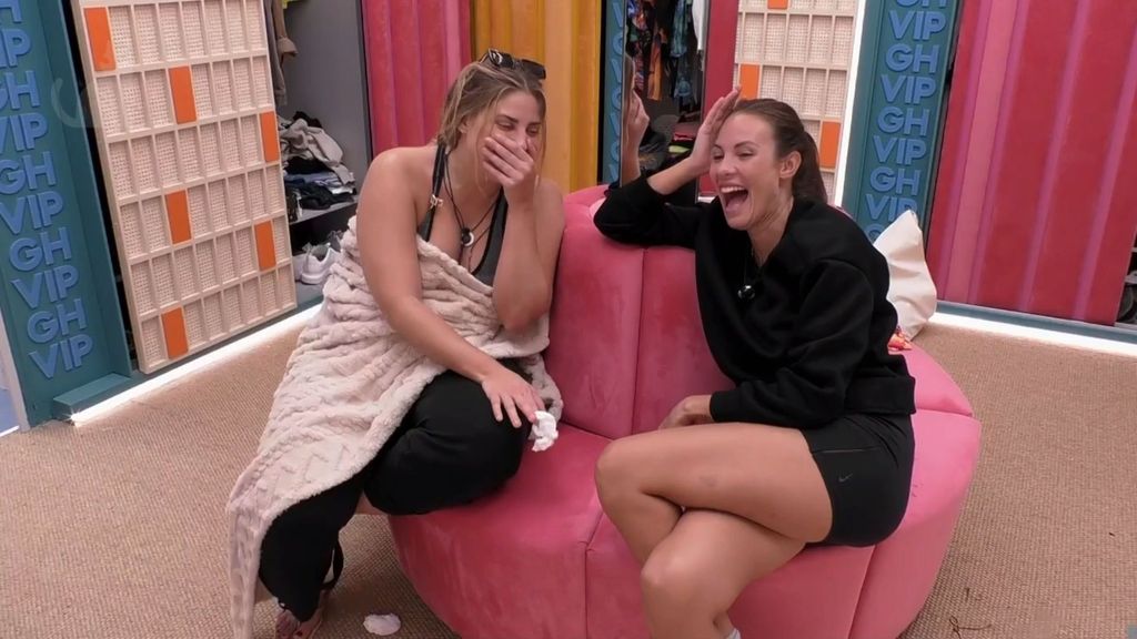 Susana Bianca y Jessica Bueno ríen en el vestidor