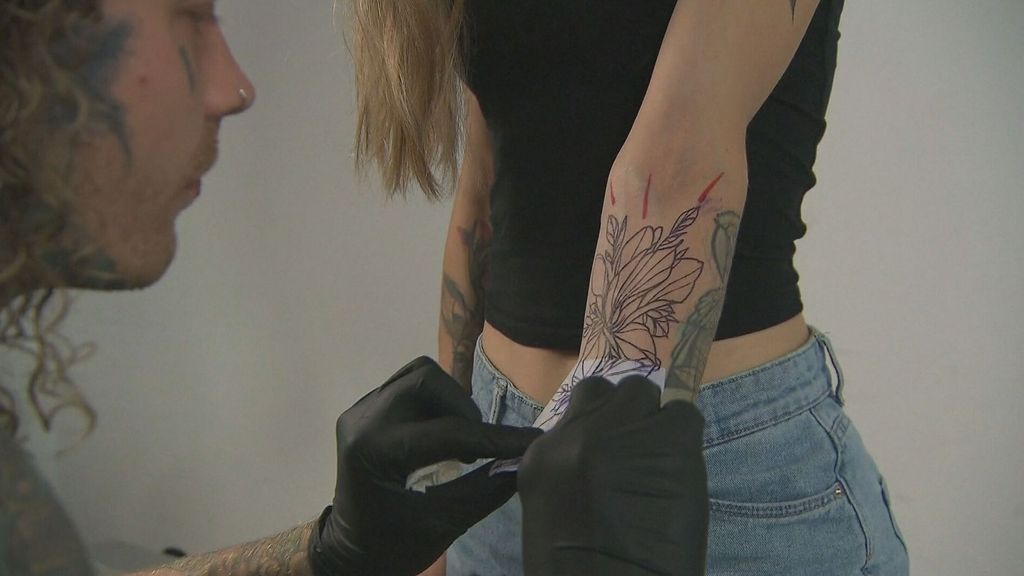 Un tatuador elimina con tatuajes cicatrices traumáticas por cortes o accidentes