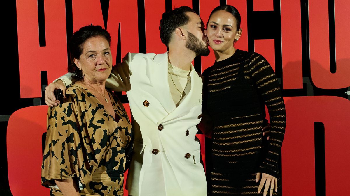 C. Tangana con su madre y su novia Rocío Aguirre