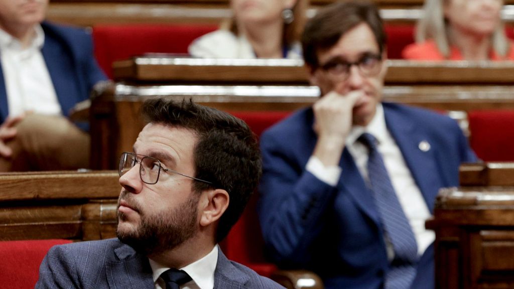 El presidente de la Generalidat, Pere Aragonès, y el líder del PSC, Salvador Illa, en el Parlamento de Cataluña