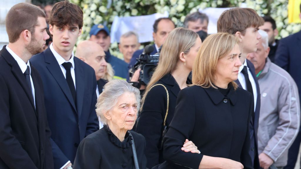 La infanta Cristina, con sus cuatro hijos y su tía Irene, en el funeral de Constantino de Grecia