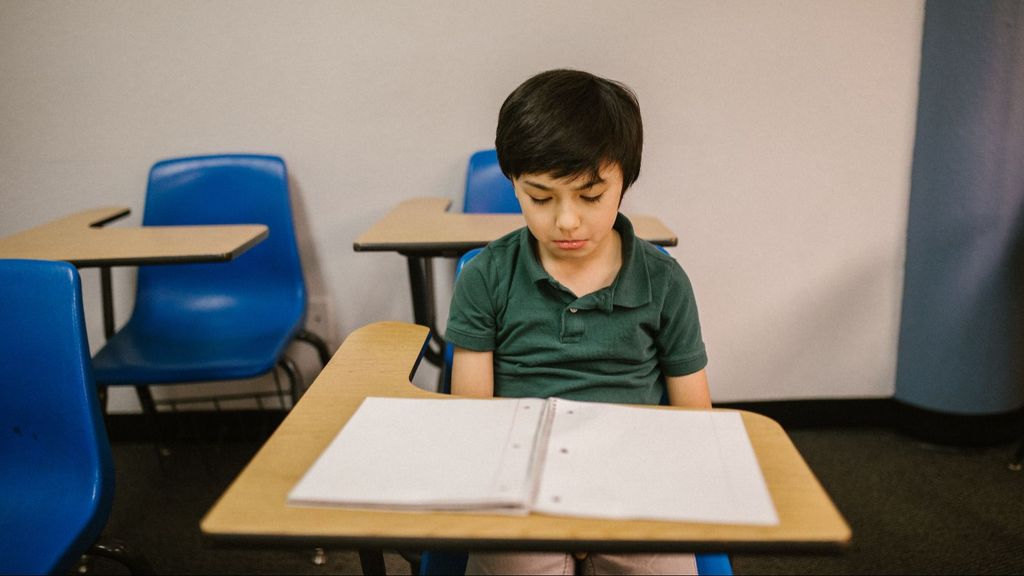 Niño solo en un aula