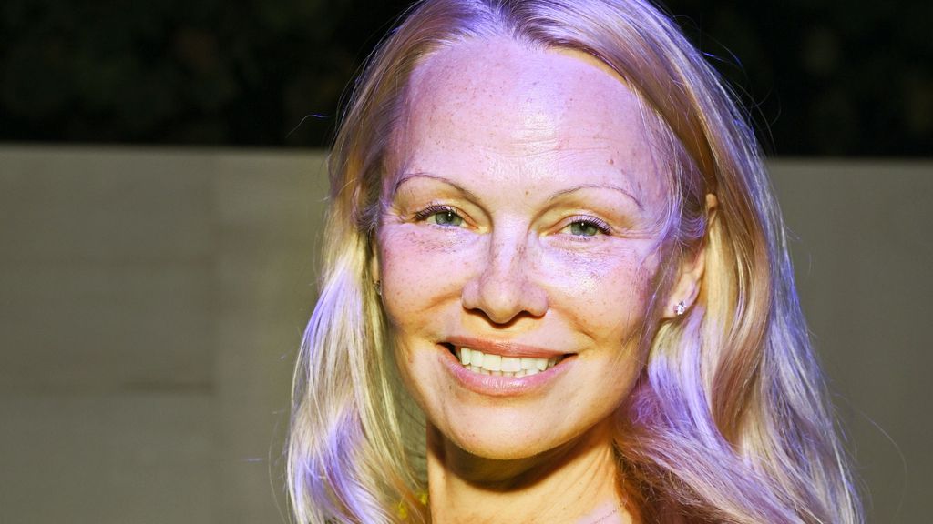 Pamela Anderson, sin maquillaje en la semana de la Moda de París (2023)