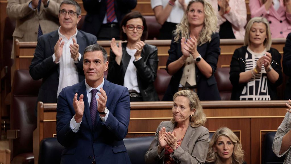 Sánchez y la bancada del PSOE aplaude la intervención de Óscar Puente