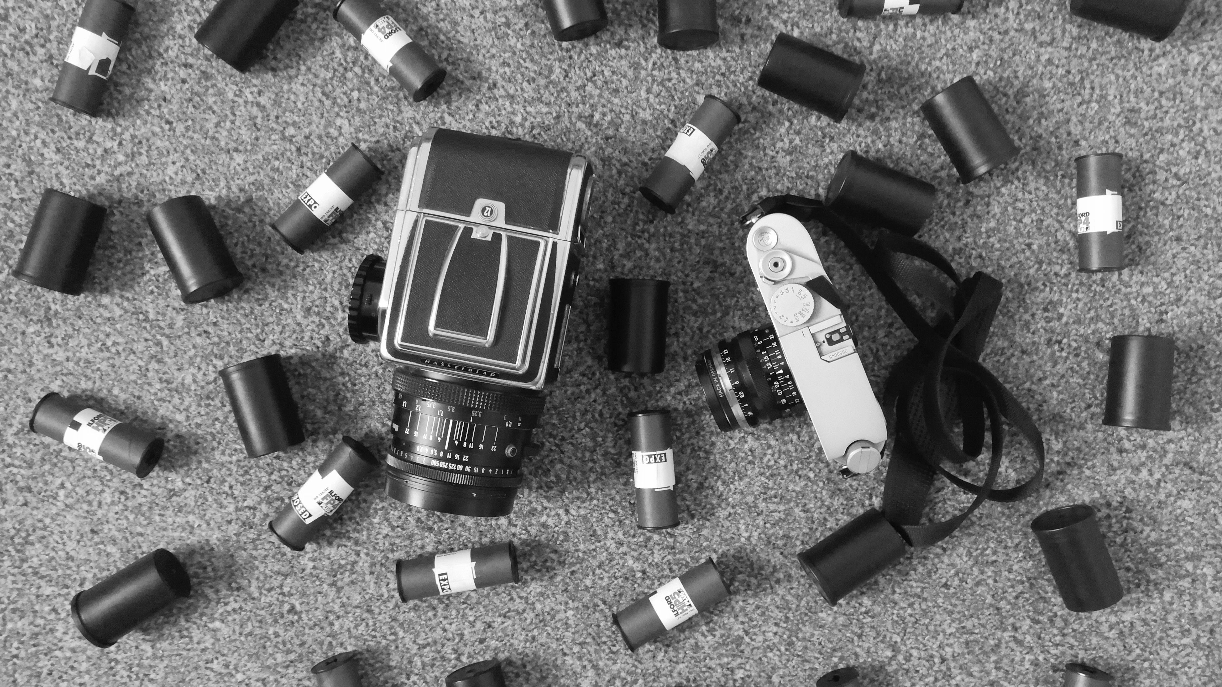 Imagen de los cincuenta carretes de su viaje de diez meses por Asia y América Latina y de su Hasselblad y Leica