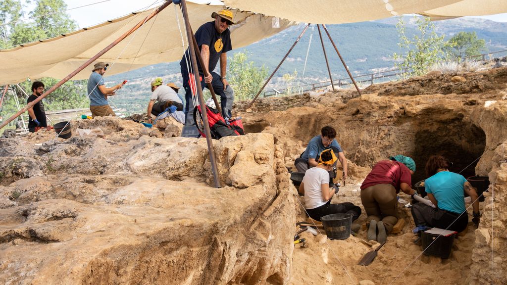 EuropaPress 5385410 varias personas trabajan excavacion valle neandertales 18 agosto 2023