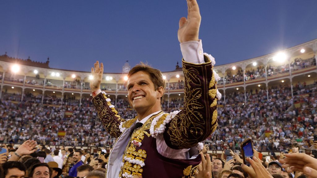 El Juli corta dos orejas al quinto toro y abre la puerta grande de Las Ventas en su despedida de Madrid