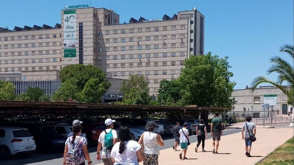 Investigan la muerte violenta de un hombre en los aparcamientos de un hospital de Sevilla