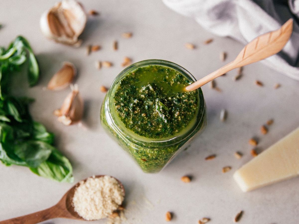 Sólo necesitas hacer un pesto clásico para el tomate en acordeón
