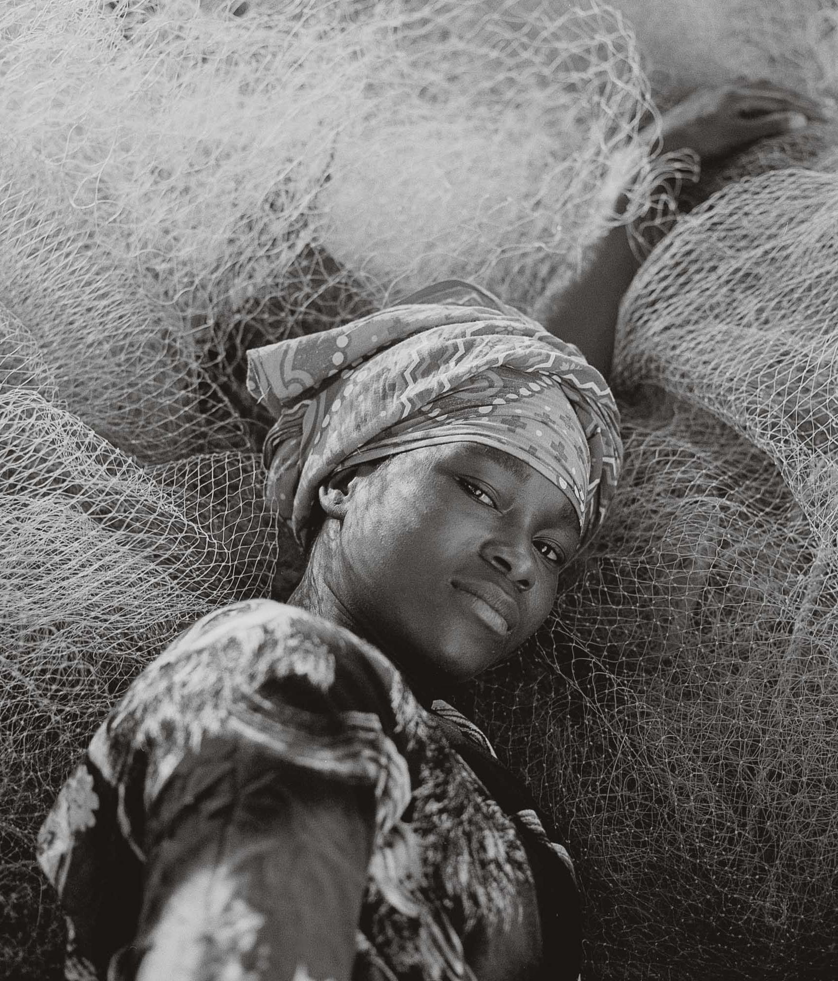 Joven en una playa de Mozambique. Folo de la colección 'Pure' impresa en gelatina de plata. Edición limitada