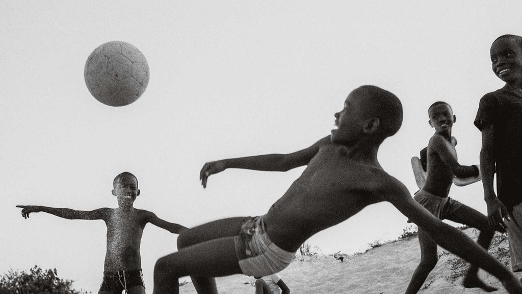 Niños jugando a futbol en Mozambique en 2018. Foto de la colección 'The Oval' impresa en gelatina de plata. Edición limitada