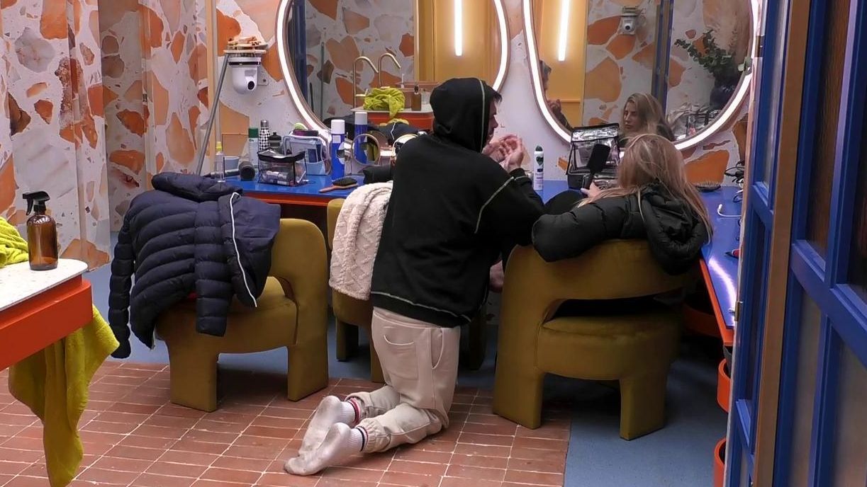 Zeus y Susana hablan en el baño