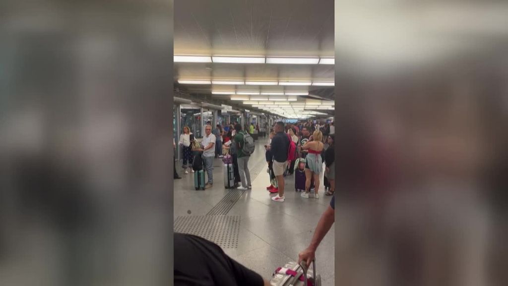 Los viajeros siguen agolpados en Atocha sin información sobre los trenes Madrid-Andalucía: "Hay mayores y niños"