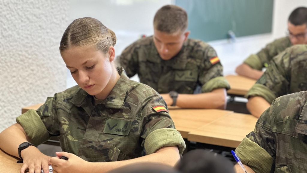 La princesa Leonor, en su primer día vestida de uniforme.