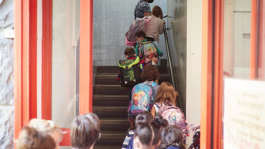 ¿A qué edad deberían ir solos tus hijos al colegio?, según los expertos