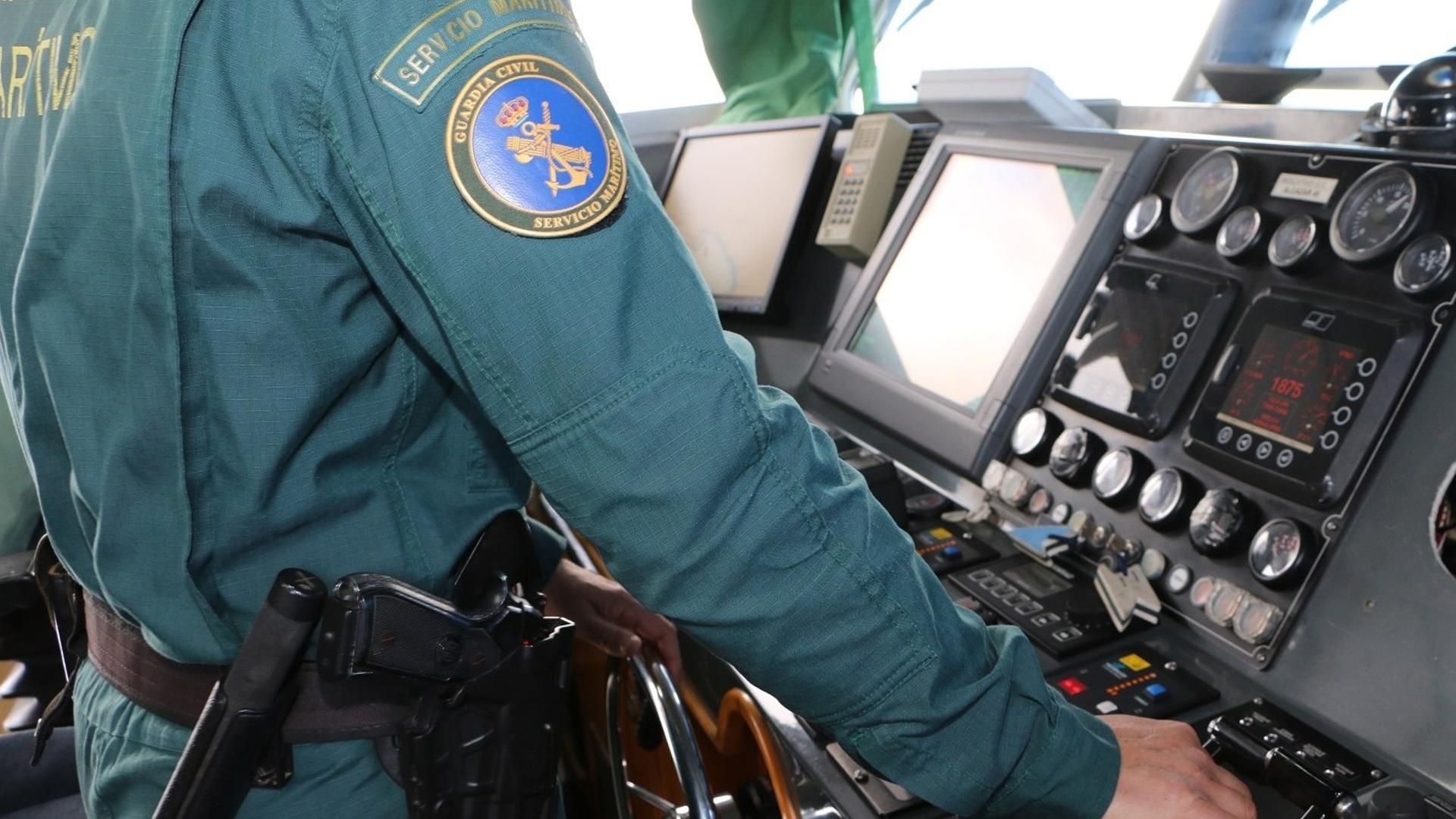 Archivo - Agente de la Guardia Civil en una embarcación en una imagen de archivo.