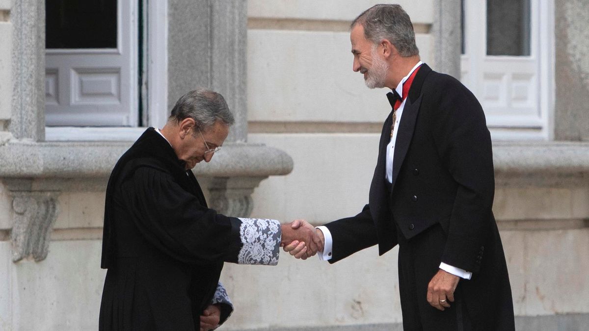 El presidente interino del Tribunal Supremo, Francisco Marín (i), recibe al Rey Felipe VI (d), a su llegada a la apertura del año judicial 2023/2024.