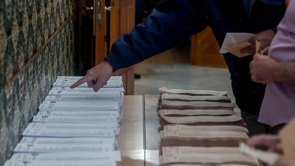 Archivo - Una persona coge papeletas para votar en un colegio electoral, en Madrid, el pasado 28M