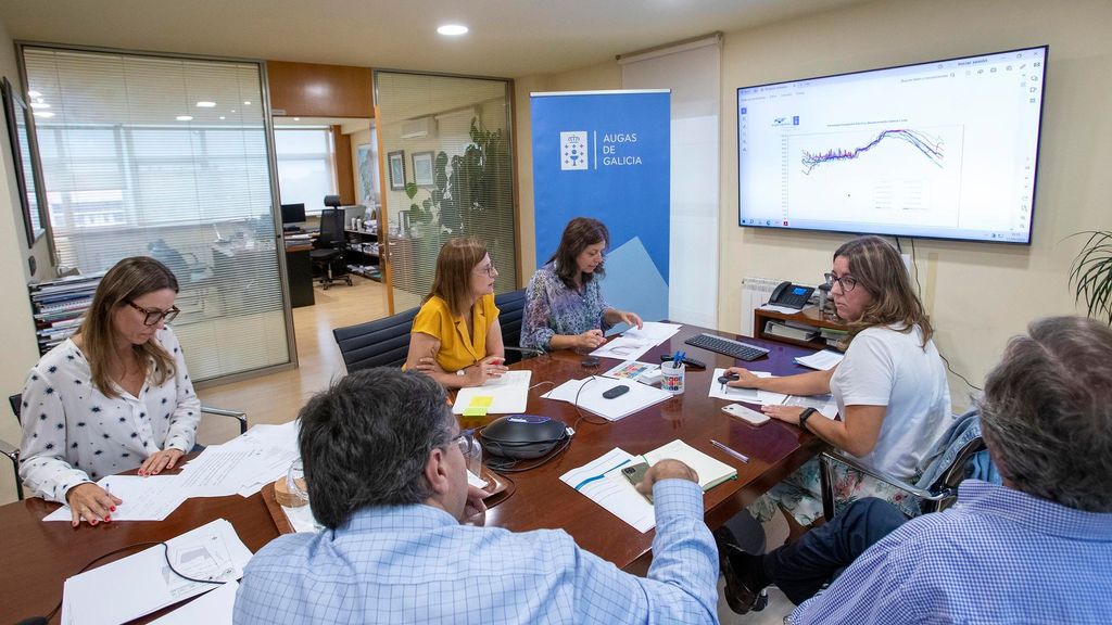 La directora de Augas de Galicia, Teresa Gutiérrez, y el gerente de la entidad, Gonzalo Mosqueira, en la reunión de la Oficina Técnica da Seca del 11 de septiembre de 2023.