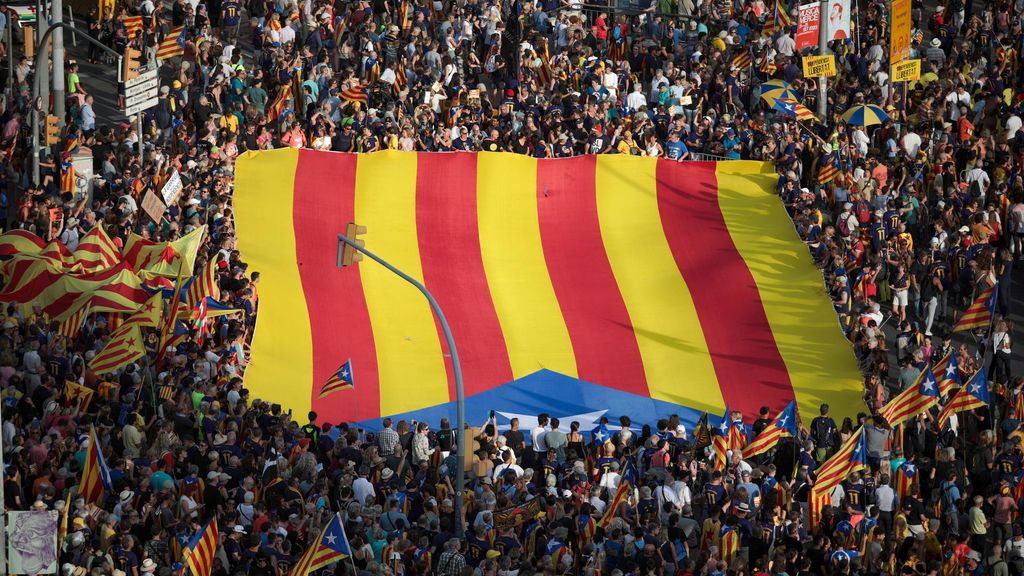 Una bandera gigante de la estelada durante una manifestación convocada por la ACN con motivo de la Diada 2023, a 11 de septiembre de 2023, en Barcelona, Catalunya (España).  Bajo el lema 'Via fora' --un grito de alarma en la Catalunya medieval-- la manife