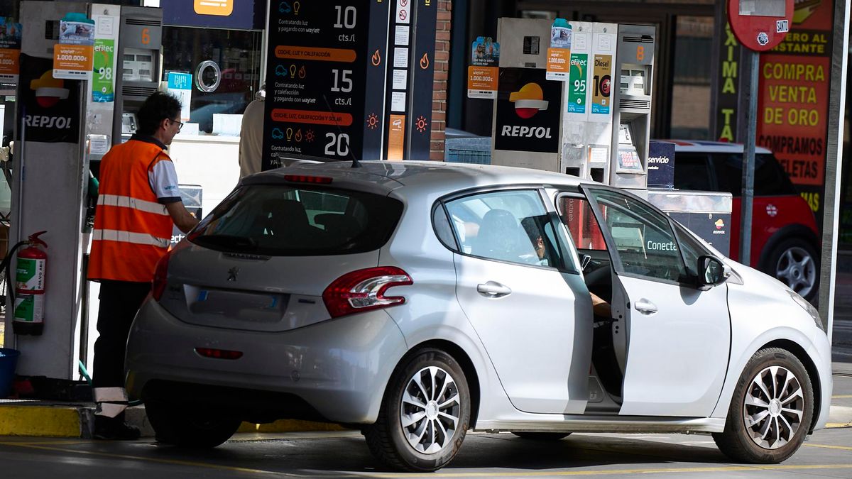 Un coche reposta en una gasolinera.