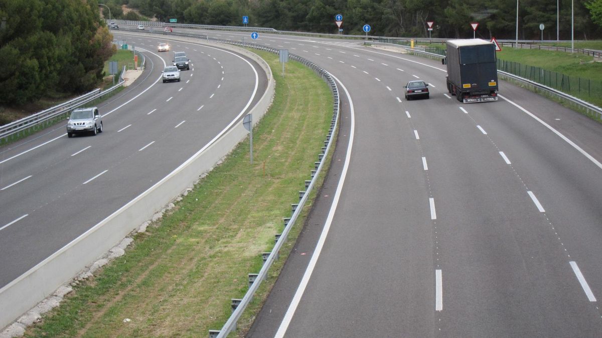 Archivo - Vehículos circulando por una autopista.