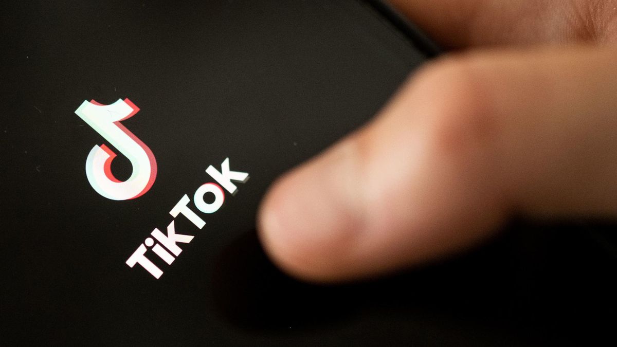 Archivo - FILED - 11 July 2022, Baden-Wuerttemberg, Stuttgart: A person taps the TikTok logo on a smartphone. Photo: Marijan Murat/Deutsche Presse-Agentur GmbH/dpa