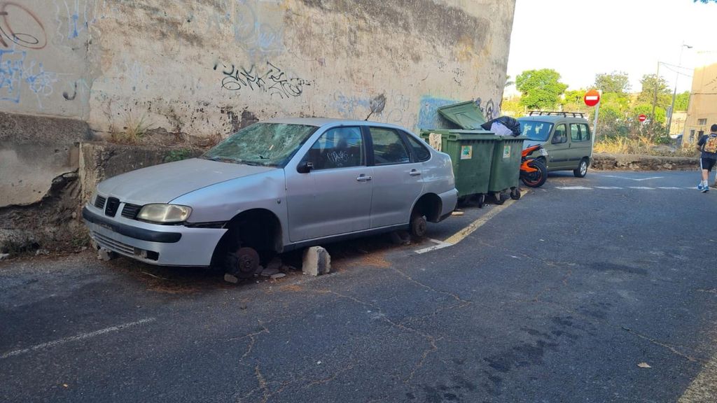 Coches abandonados en el municipio de La Laguna, en Tenerife