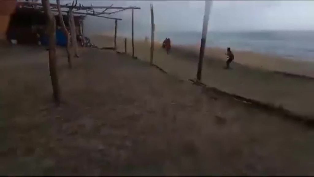 Un rayo fulmina a una pareja tras impactar en la playa durante una tormenta en México
