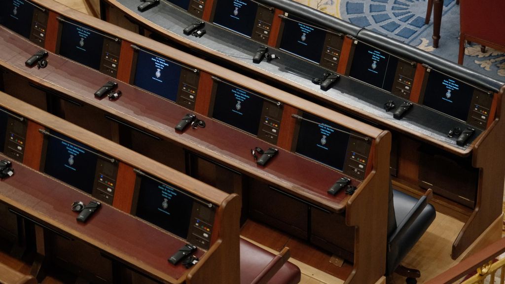 Vista general de los pinganillos en los escaños del Congreso