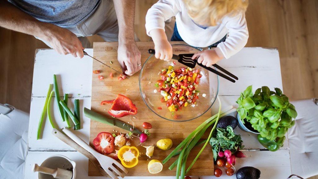 Archivo - Nutrición infantil, comida, padre e hijo. Alimentación saludable.