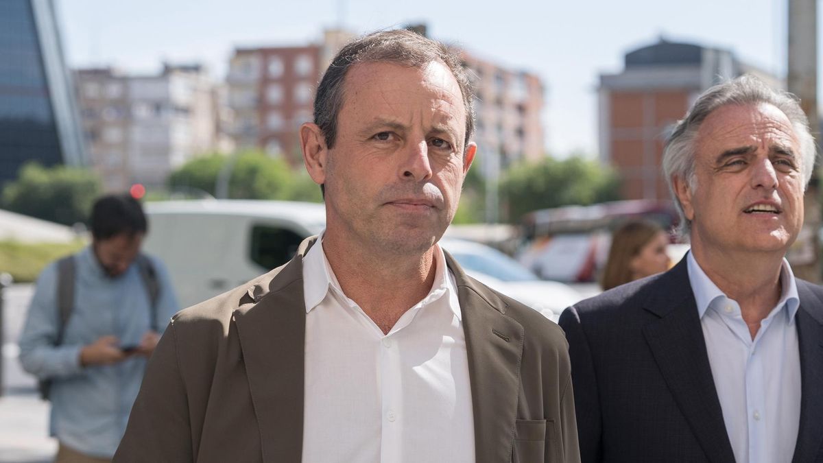 Archivo - El expresidente del FC Barcelona Sandro Rosell (c) y su abogado, Pau Molins (d), a su llegada a los Juzgados de Plaza de Castilla, a 10 de mayo de 2023, en Madrid (España)