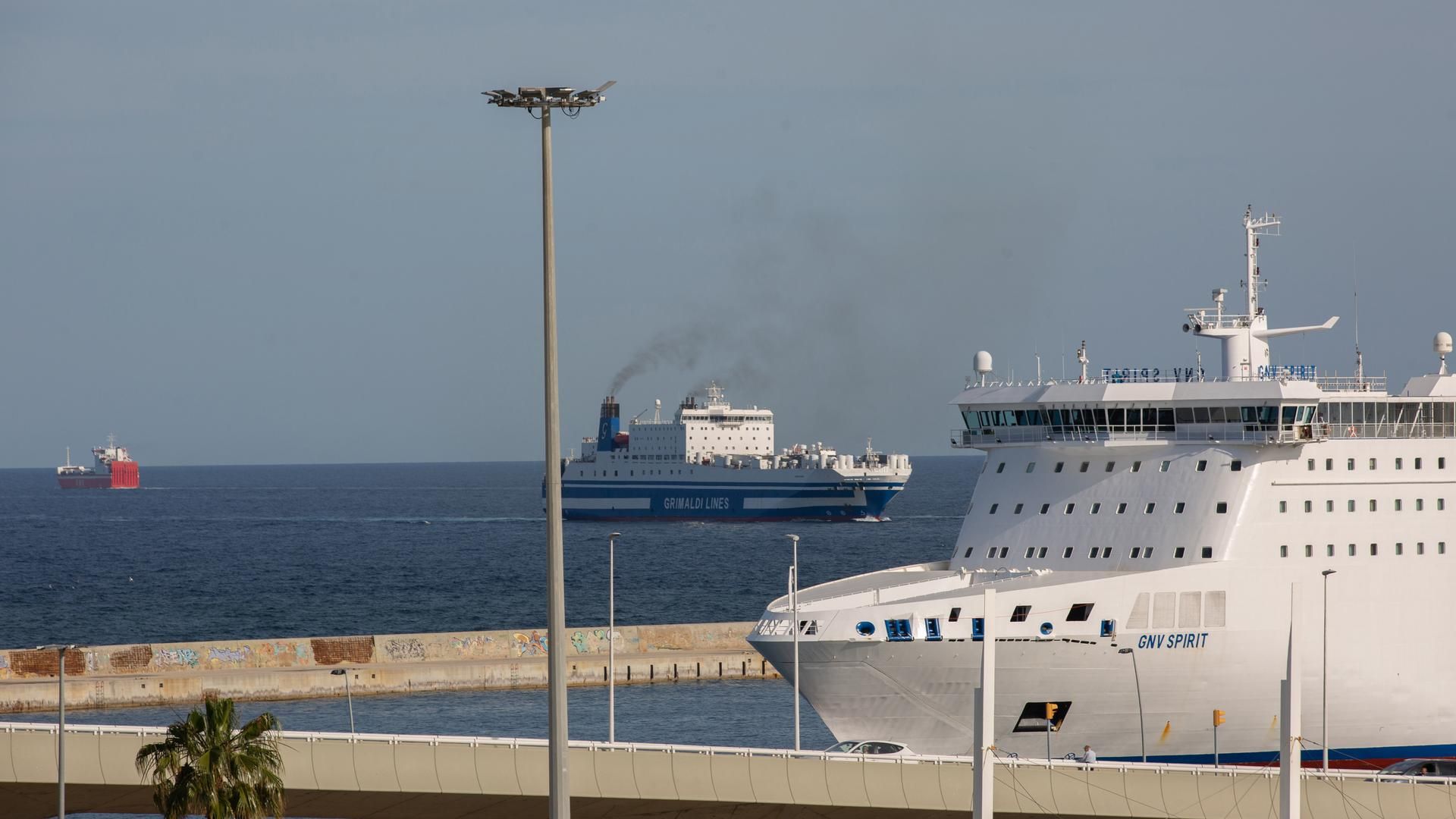 Archivo - Dos cruceros en la terminal de cruceros del Puerto de Barcelona.