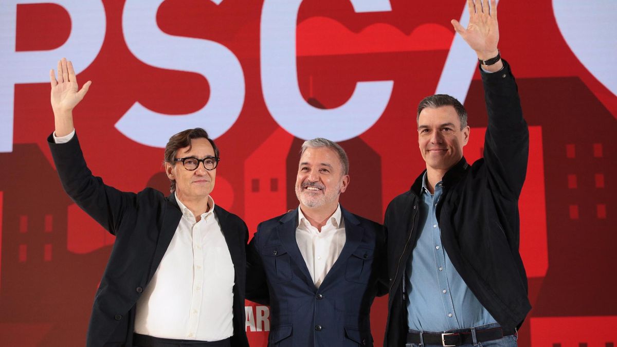 Archivo - (I-D) El líder del PSC, Salvador Illa; el secretario general del PSOE y presidente del Gobierno, Pedro Sánchez; y el candidato socialista a la alcaldía de Barcelona Jaume Collboni;