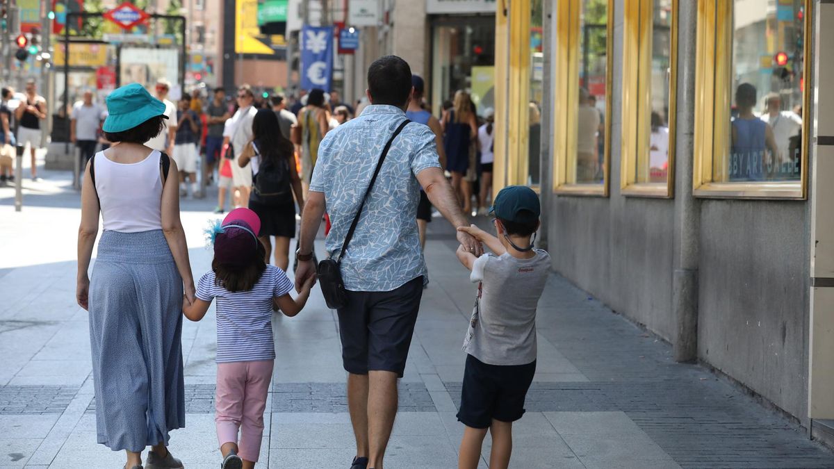 Archivo - Una familia paseando por Madrid