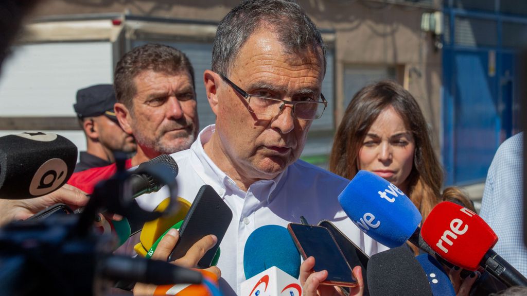 José Ballesta, el alcalde de Murcia, rompe a llorar tras el trágico incendio: "Las condiciones son infernales"