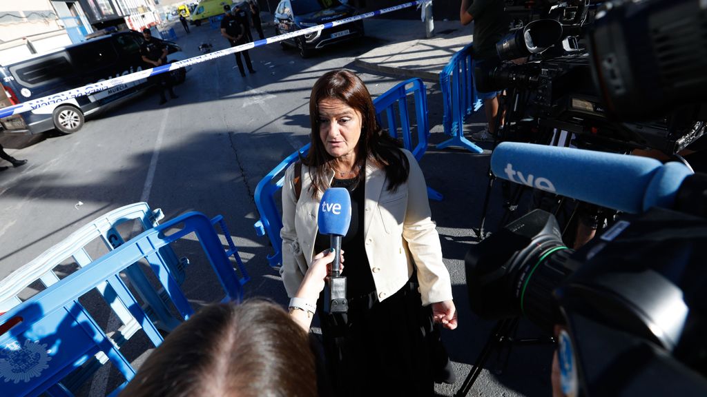 02-10-23 Lugar del incendio con los medios de comunicación y los bomberos trabajando, María Dolores Abellan portavoz de la discoteca Teatre