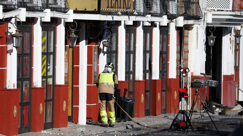 02-10-23 Lugar del incendio con los medios de comunicación y los bomberos trabajando